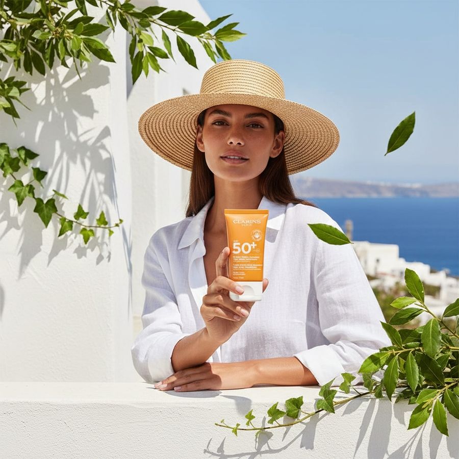 Clarins SPF50+ güneş kremi tutan kadın, Ege terasında